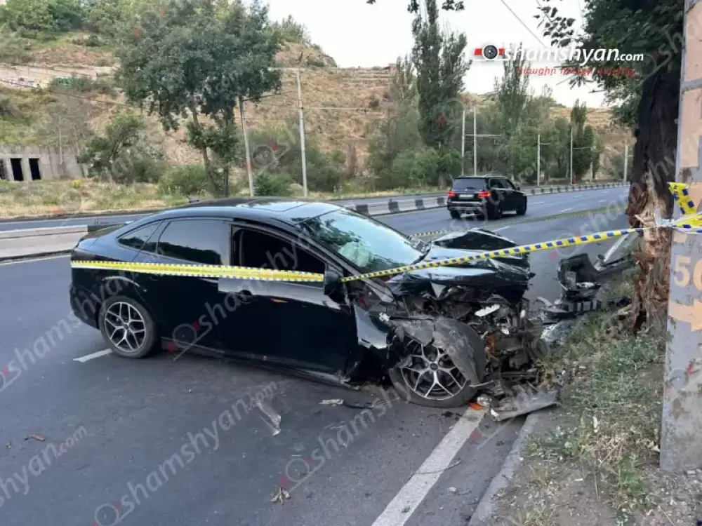 «Ford»-ը Մյասնիկյան պողոտայում բախվել է ծառին․ կան վիրավորներ