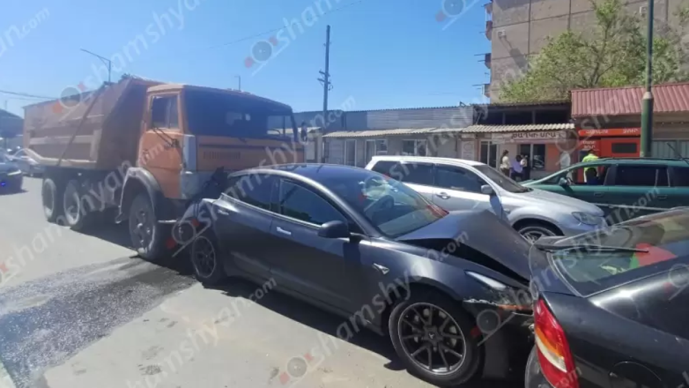 Շղթայական ավտովթար. Մասիսում բախվել են «Tesla»-ն, «BMW»-ն, «Lada Priora»-ն, «Opel»-ը և «Կամազ»-ը