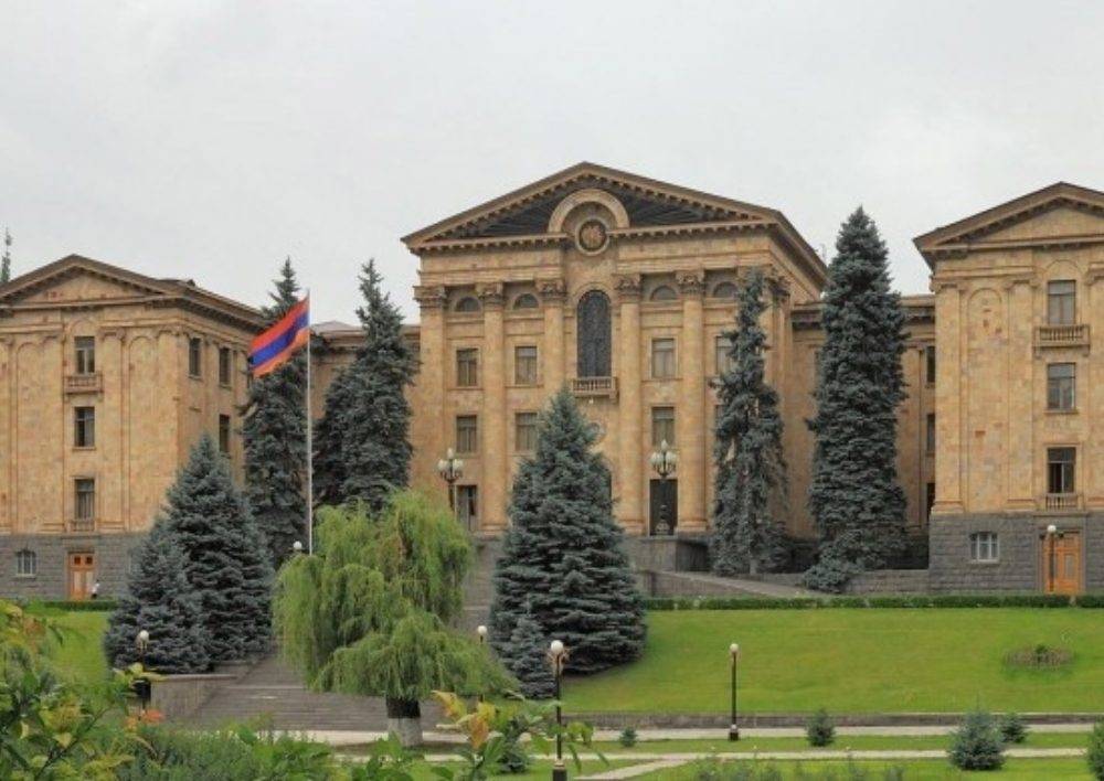 #ՈՒՂԻՂ. ԱԺ-ում թեժ է. ՆԳ նախարարը եկավ
