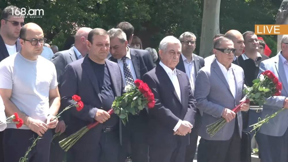 Սերժ Սարգսյանը և կուսակիցները ծաղիկներ խոնարհեցին Անդրանիկ Մարգարյանի շիրմաքարին