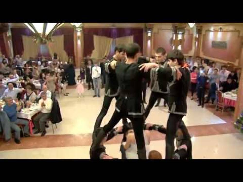 Հարսանիքի ժամանակ «Բերդ» պարողներն ընկել են ու պոկել առաստաղը (տեսանյութ)