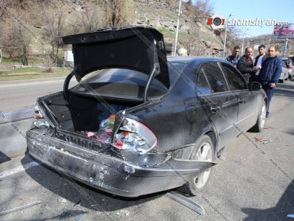 Մյասնիկյան պղողոտայում, «Քրեյզի» գիշերային ակումբի դիմաց, բախվել են Range Rover-ը, Mercedes-ը, Nissan-ն ու Opel-ը
