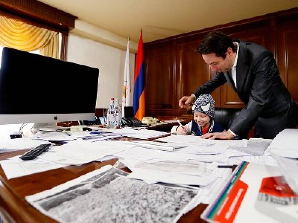 Քաղաքապետը հյուրընկալել է «Սիթի օֆ Սմայլ» հիմնադրամի ծրագրի մասնակից 6-ամյա Հրանտ Արշակյանին