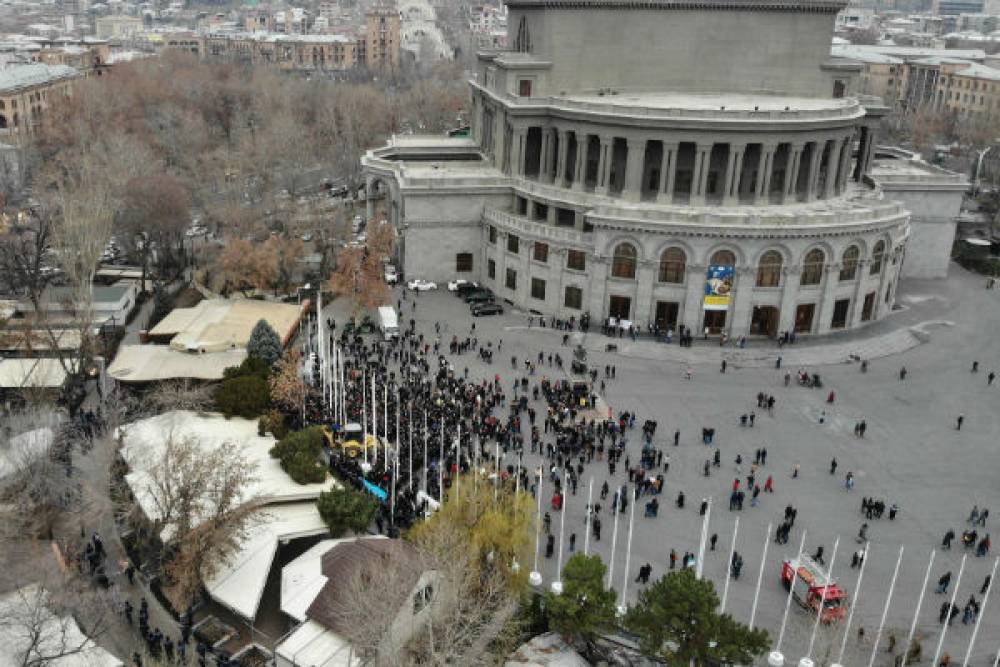 Օպերային հարակից սրճարանի ապամոնտաժումը՝ թռչնի թռիչքի բարձրությունից