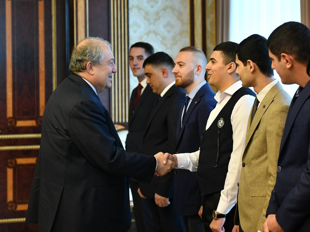 Պատերազմը հաղթում են ոչ միայն զենքով. նախագահ Սարգսյանը հյուրընկալել է 2016թ.ապրիլյան ռազմական գործողությունների մասնակիցներին