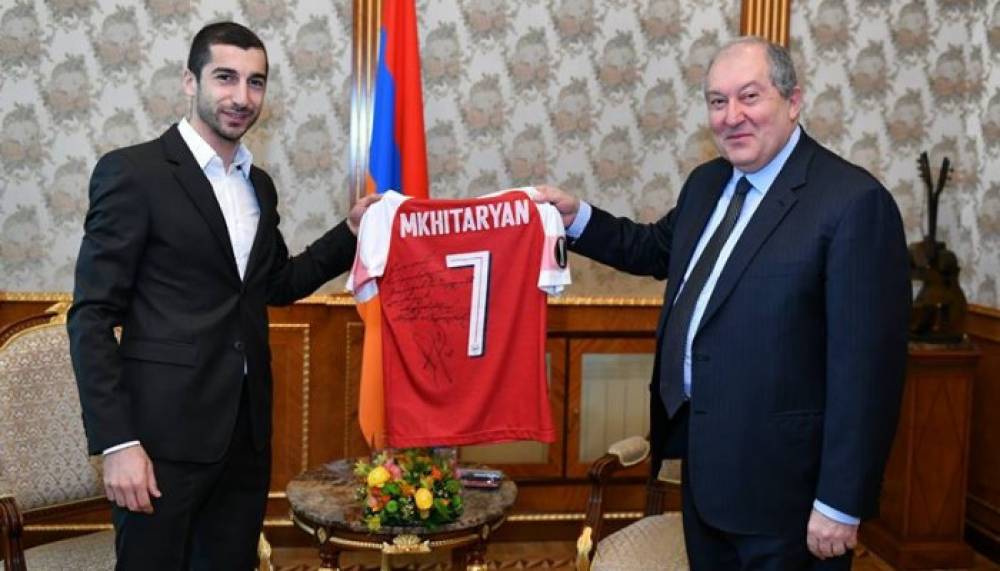 Մխիթարյանն իր մարզաշապիկն է նվիրել Արմեն Սարգսյանին