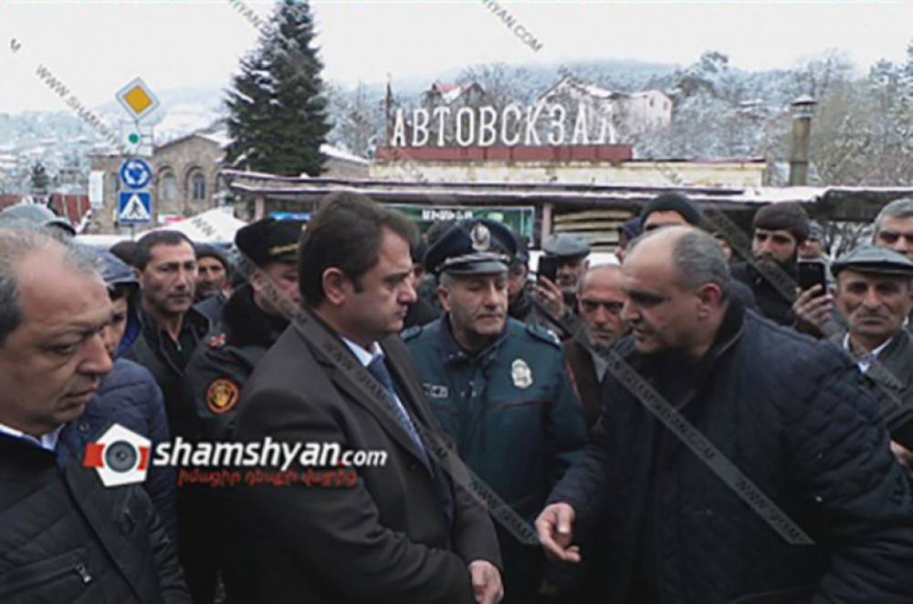 Դիլիջանում համաքաղաքացու նկատմամբ անարդարության դեմ բողոքող մարդիկ ճանապարհ են փակել, խցանումն անցնում է մի քանի կիլոմետրը