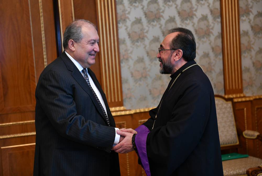 Իմ նպատակն Է՝ փոքր, մեծ, ամեն տեսակի քայլերով օգտակար լինել և աջակցել Գյումրիին. նախագահ Սարգսյանը հյուրընկալել է Շիրակի թեմի առաջնորդ Միքայել արքեպիսկոպոս Աջապահյանին