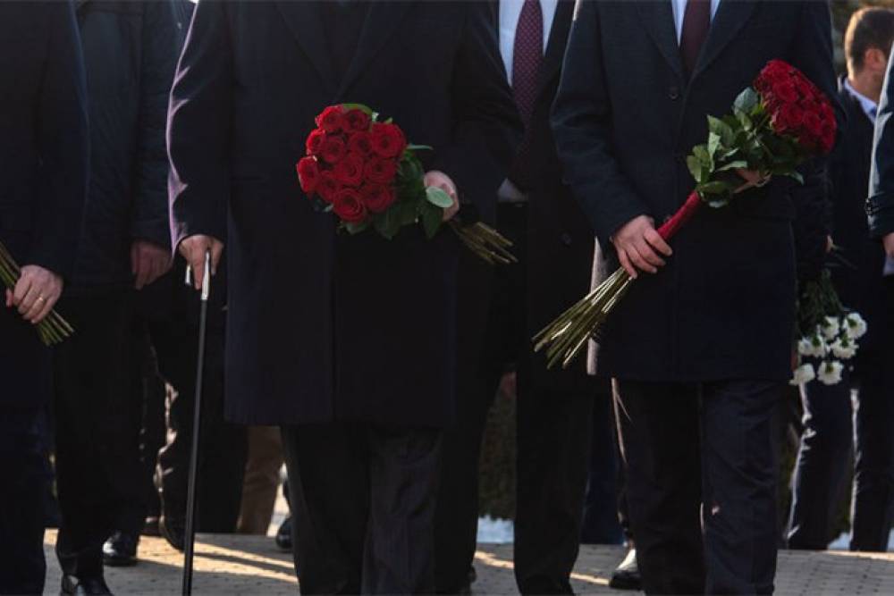 Փաշինյանը «Եռաբլուր» չի այցելել. նա Վազգեն Սարգսյանի փողոցի հուշարձանին է ծաղկեփունջ դրել. armeniasputnik.am
