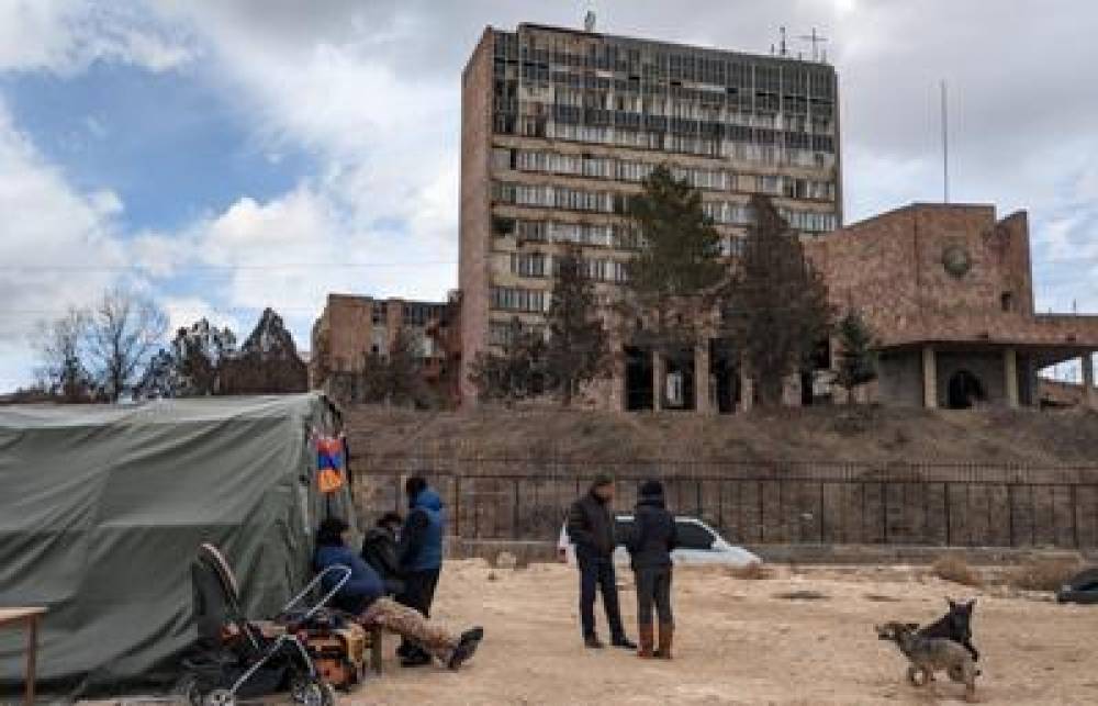 «Իրավունք». «Հասել են եղեւնիներին». ՊՆ նախկին շենքի թալանը շարունակվում է