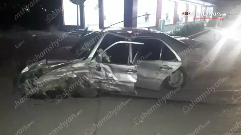 Ավտովթար` Արարատի մարզում. բախվել են Mercedes-ները․ վարորդները, որոնցից մեկը պայմանագրային զինծառայող է, տեղափոխվել են հիվանդանոց