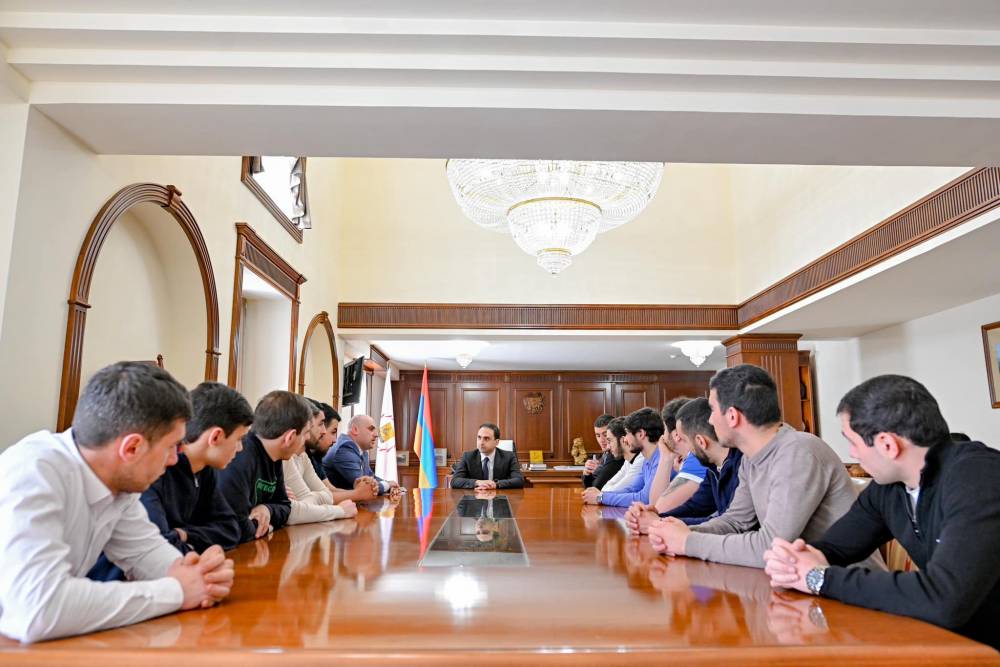 Տիգրան Ավինյանը հանդիպել է Զինվորի տանը բուժվող պատերազմի մասնակիցների հետ