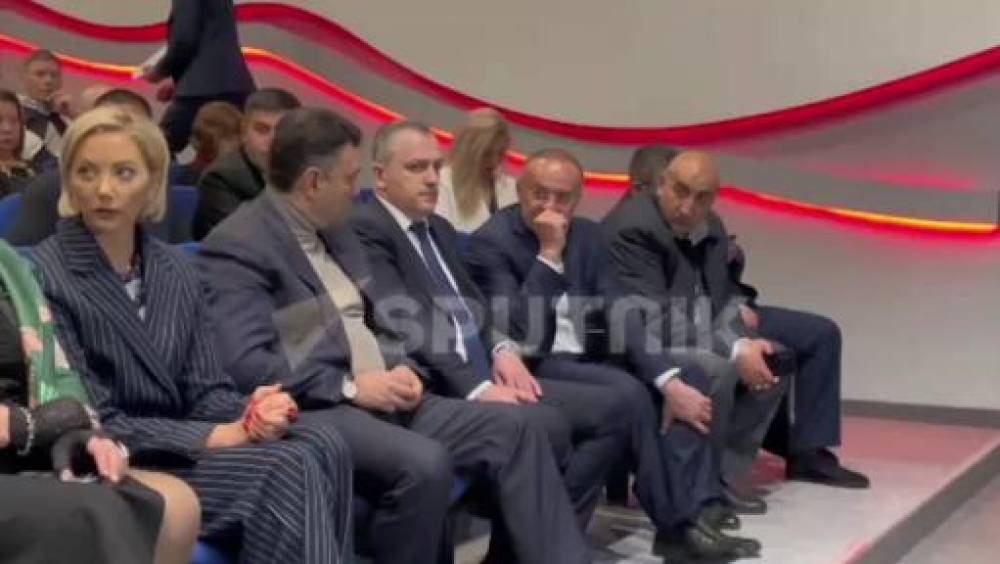Արցախի նախագահ Շահրամանյանը, ՊՆ նախկին նախարար Սեյրան Օհանյանը, Շարմազանովը դիտում են «Վկան» ֆիլմը