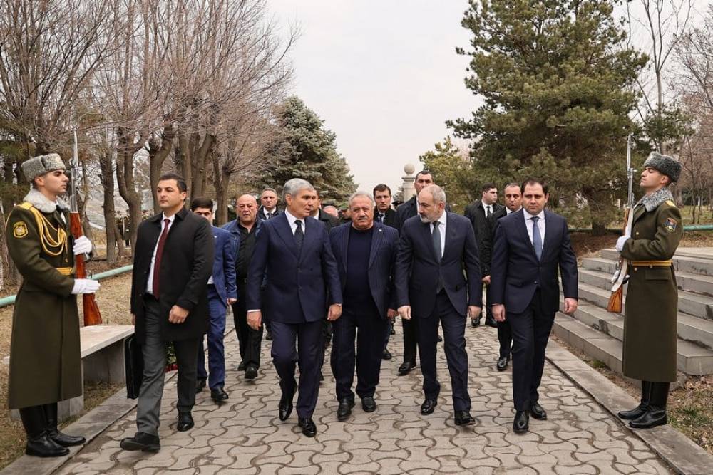 Փաշինյանի այցը Եռաբլուր էլի առանց միջադեպերի չանցավ, լրագրողներին հրելով դուրս բերեցին տարածքից