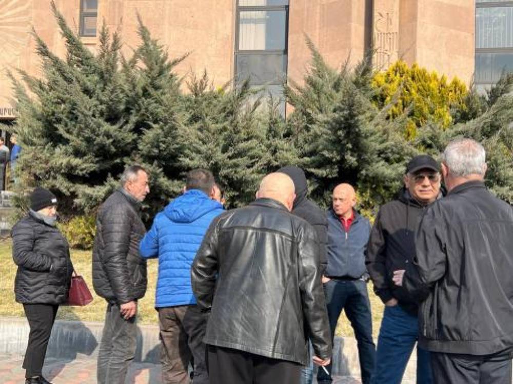 Լվովյան փողոցի բնակիչները քաղաքապետարանի մոտ են, խնդրում են Տիգրան Ավինյանի հետ հանդիպում