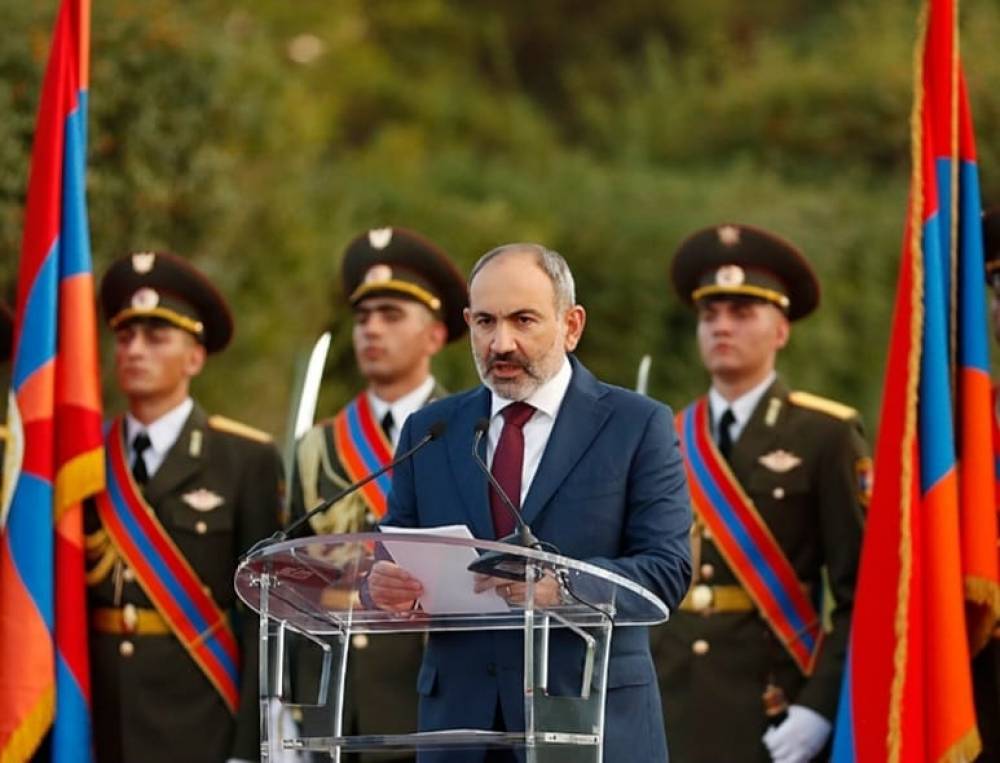 «Տավուշի առյուծն է», մի դիրք գրաված, 100 շքանշան բաժանած, տարածաշրջանի ամենամարտունակ բանակի սպարապետ, որ մին զարկի, ջարդի հազար` քաջ Նիկոլը