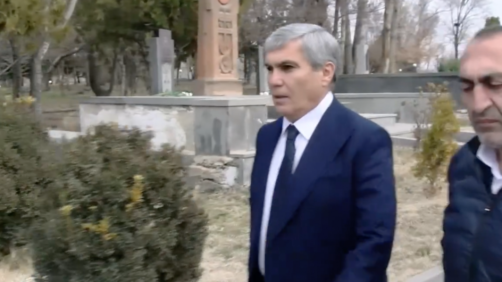 Թե ինչպես Արամ Սարգսյանը պաշտպանեց իշխանությանը, վիրավորեց՝ լրագրողներին․ միջադեպ Եռաբլուրում