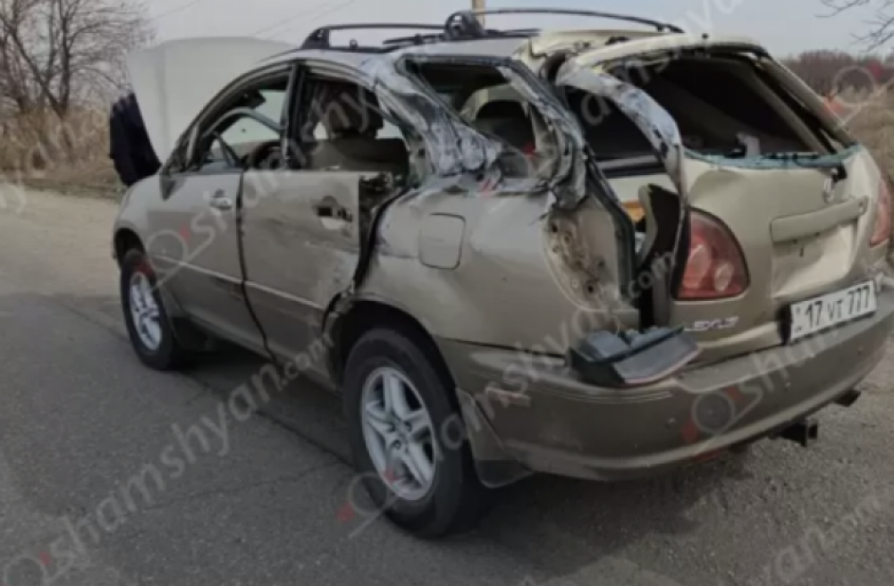 Բախվել են «Lexus»-ն ու մի քանի տոննա տրավերտինով բարձված «КрАЗ»-ը․ կան վիրավորներ