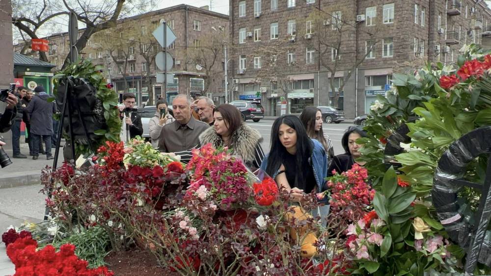 ԲՀԿ ներկայացուցիչները ծաղիկներ են խոնարհել Երևանում Ռուսաստանի դեսպանատան դիմաց, իրենց զորակցությունն են հայտնել ռուս ժողովրդին (տեսանյութ)