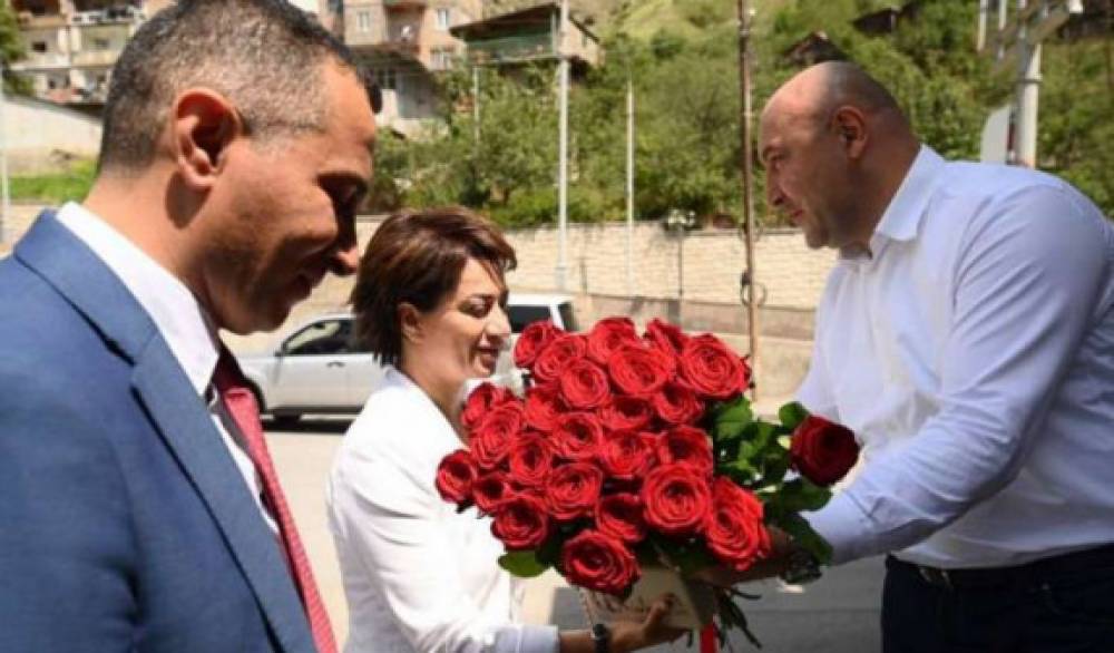 Վարդերը տեղ հասան․ «Հրապարակ»