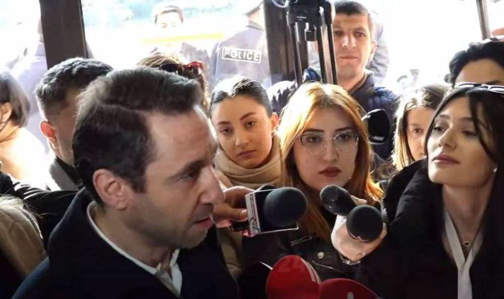 Հայկ Մարությանին ոստիկանները թույլ չտվեցին մուտք գործել Երևանի քաղաքապետարան