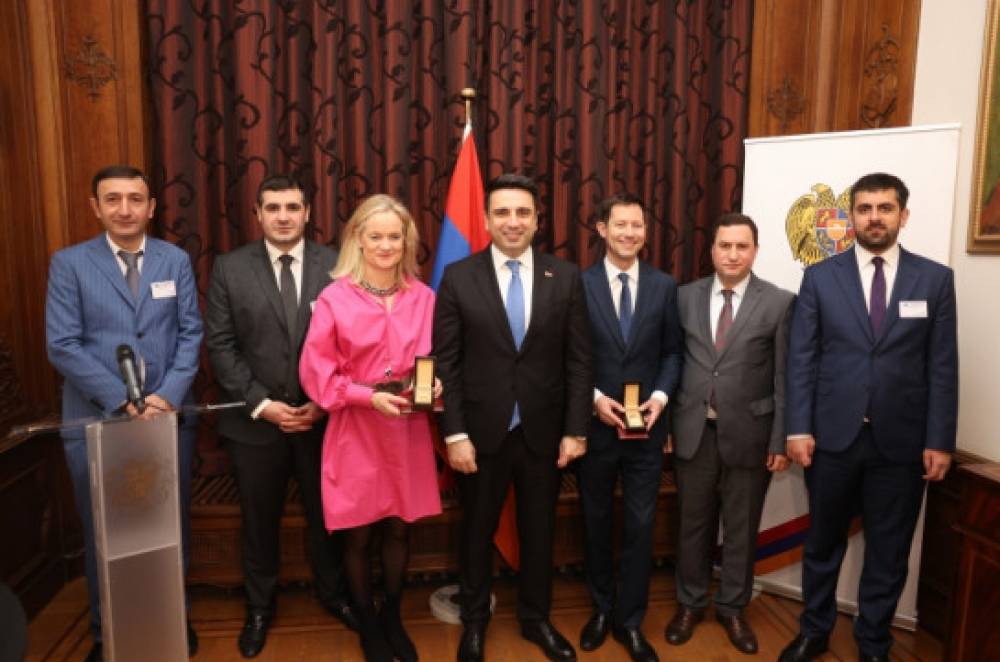 Ալեն Սիմոնյանը Եվրոպական խորհրդարանի պատգամավորներին շքանշանով է պարգևատրել