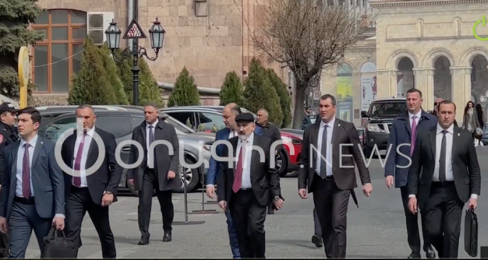 Փաշինյանն իր «ախրանիկներով» «Էրեբունի» բիզնես կենտրոնում է․ ոստիկանները փնտրում են դավաճան գոռացած կնոջը