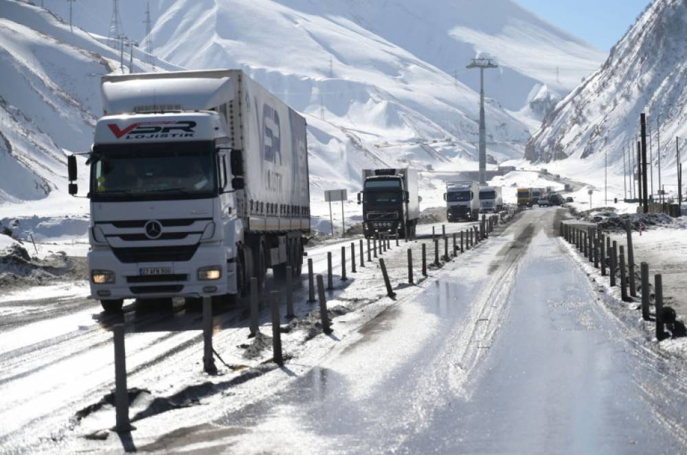 Լարսը փակ է բոլոր տեսակի տրանսպորտային միջոցների համար