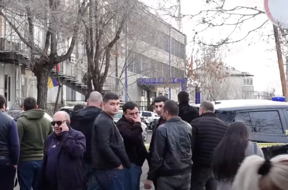 Ուղիղ միացում. Զինված քաղաքացիները Նոր Նորքի ոստիկանության շենքում