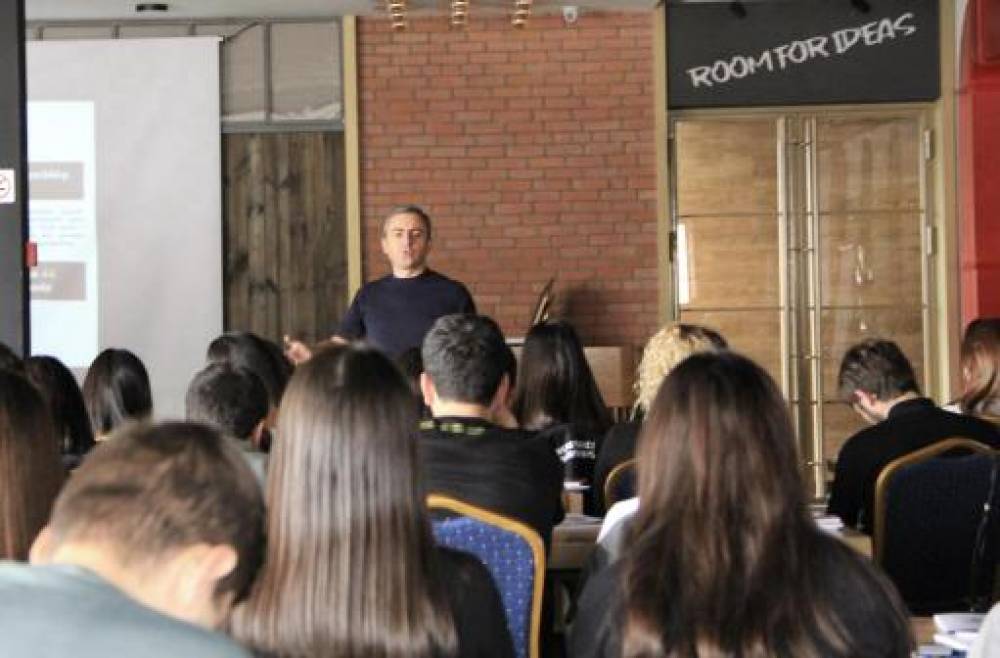 Իշխան Սաղաթելյանը Ջերմուկում ՀՅԴ ՀՀ և Արցախի երիտմիությունների հետ քննարկել է երկրի իրավիճակը