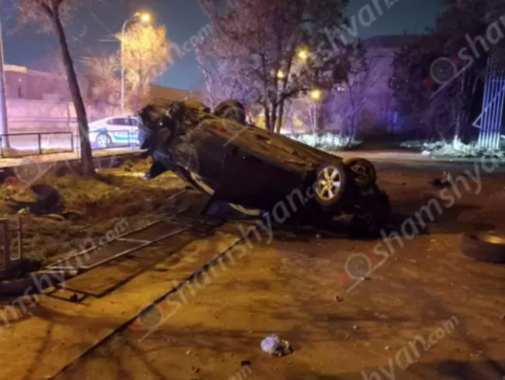 Երևանում անչափահաս տղան «Toyota»-ով կոտրել է ծառերը ու գլխիվայր շրջվել․ կա 4 վիրավոր