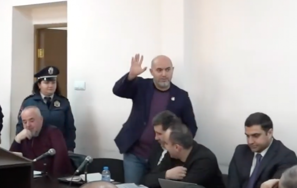 «Աշոտյա՜ն, ցավդ էլ տանեմ». քաղբանտարկյալին դատարանի դահլիճում դիմավորեցին ծափերով