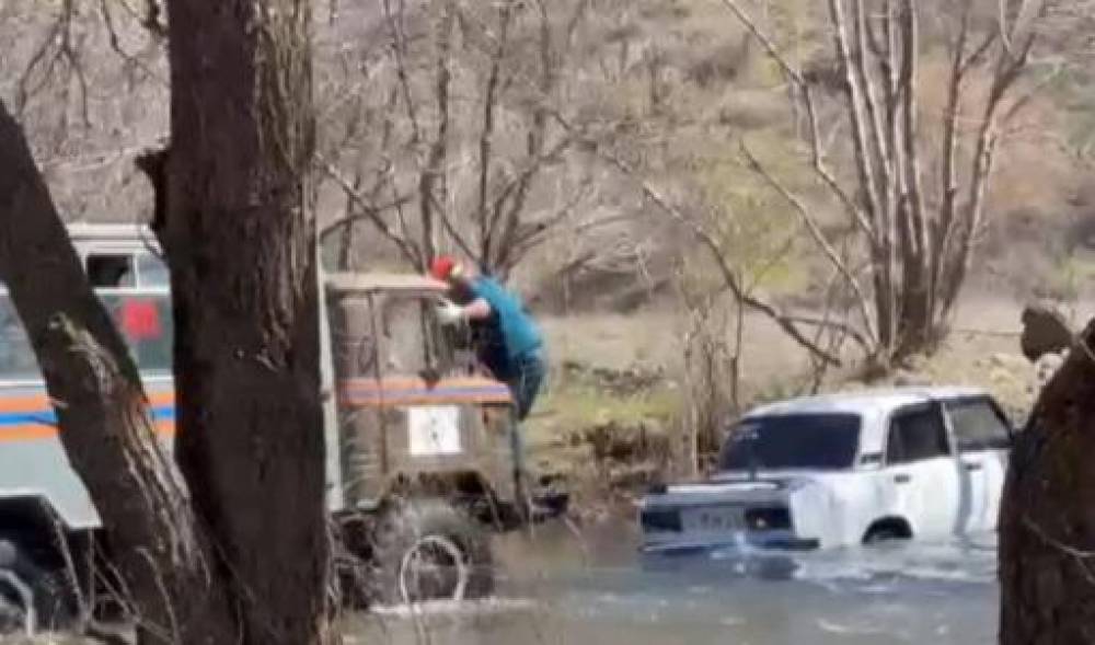 Փրկարարները դուրս են բերել ավտոմեքենան Արփա գետից