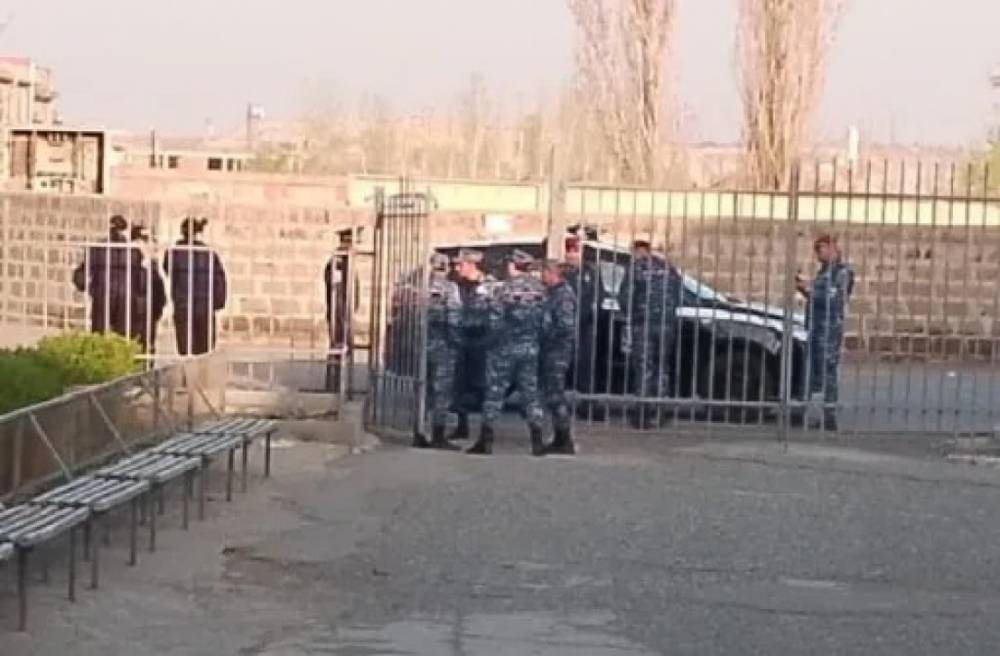 Փարաքարի մի քանի ընտրատեղամասերի առջև ոստիկանական ուժերի կուտակումներ են
