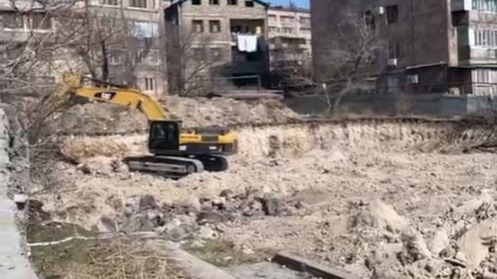 Ոստիկանները բերման են ենթարկել այգու տարածքում բազմահարկ շենք կառուցելու դեմ բողոքող քաղաքացիներին