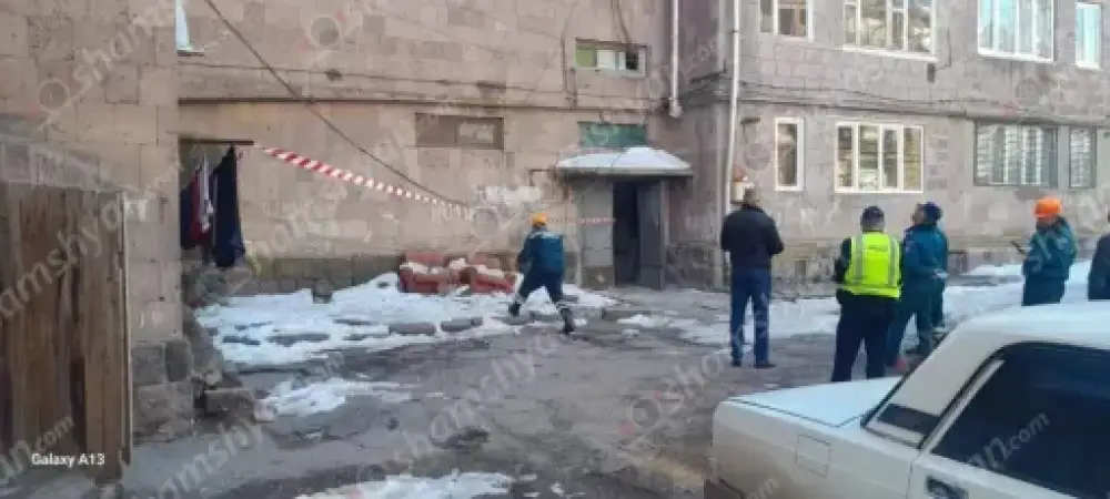 Փլուզում՝ Արթիկ քաղաքում. 5-հարկանի բնակելի շենքից մի քանի քարեր պոկվել ու թափվել են