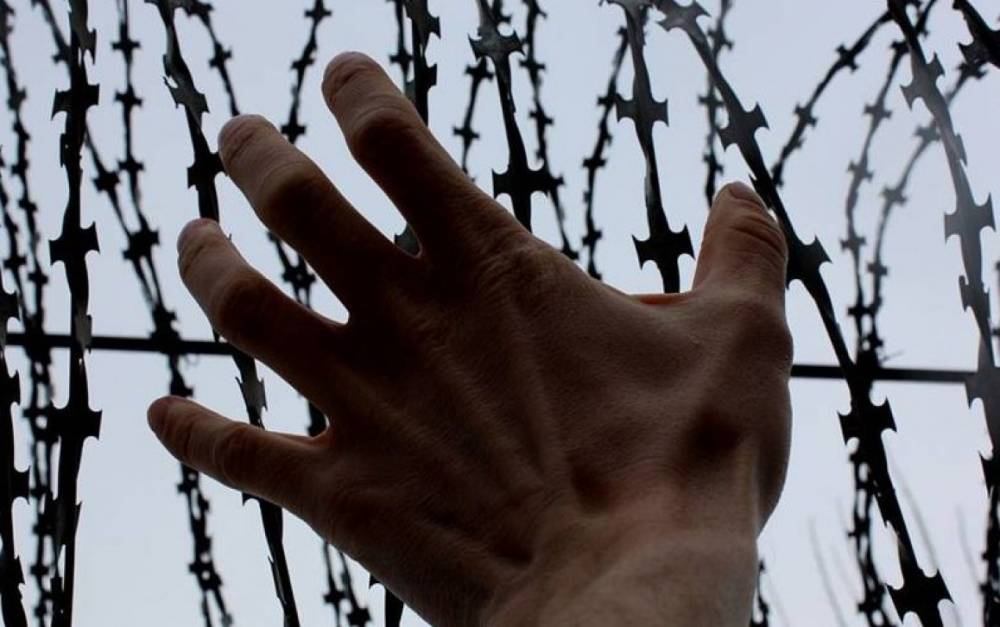 «Նուբարաշեն» ՔԿՀ-ում կալանավորը ձեռքը մեխել է հսկիչի սեղանին