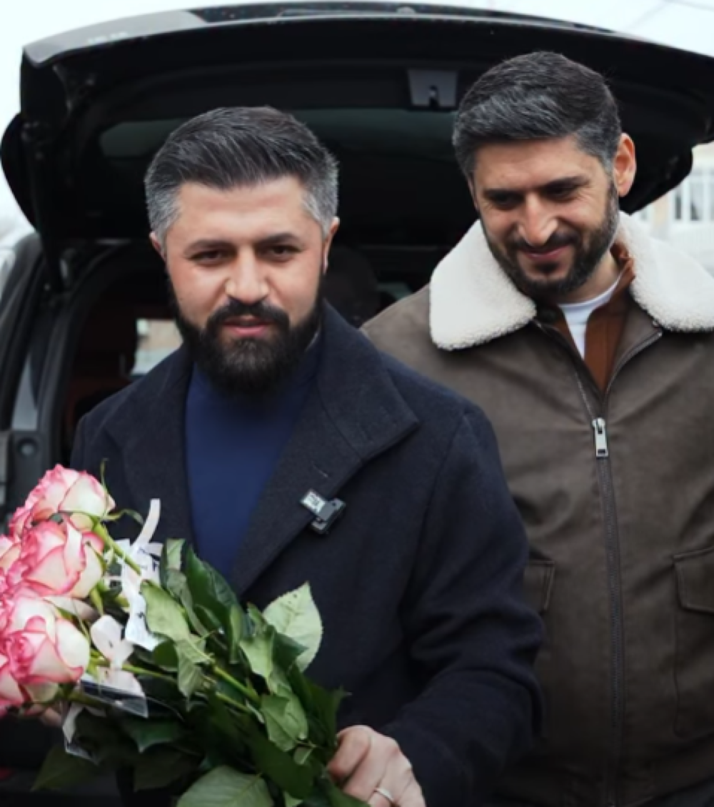 Մարտի 8-ը՝ ժպիտներով ու ծաղիկներով. «Ուժեղ Հայաստան» կուսակցության անդամները կանանց ծաղիկներ են նվիրել (տեսանյութ)