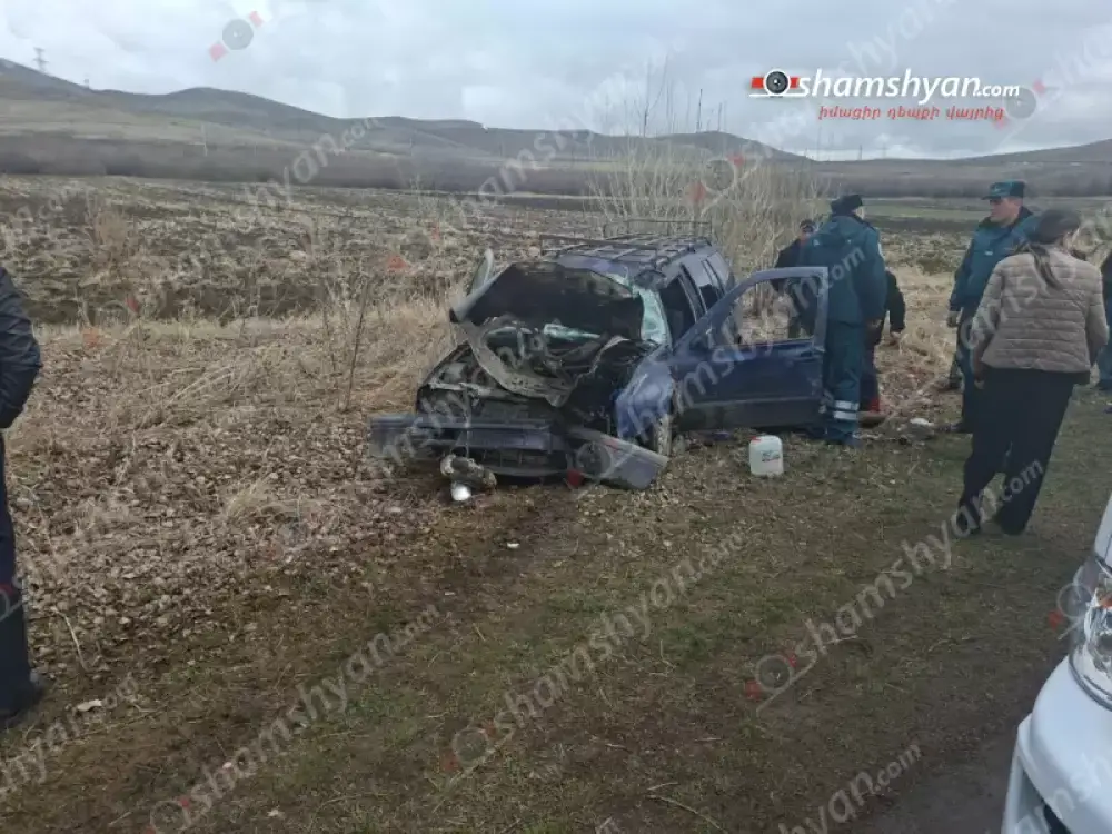 Բախվել են ՀՀ ՊՆ «Ուրալ»-ը և «Volkswagen»-ը. վերջինը հայտնվել է դաշտում․ վիրավորները հայր ու որդի են