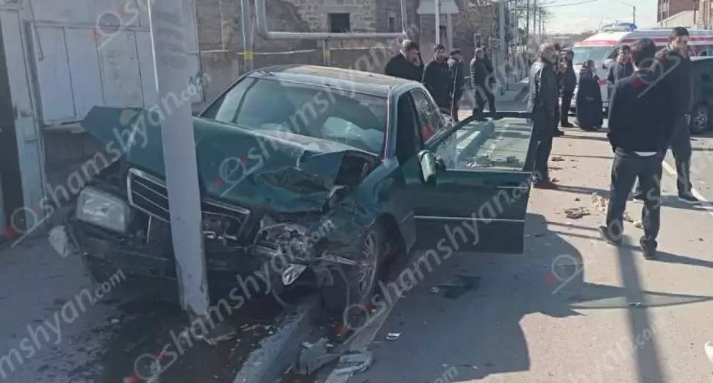 Աշտարակում բախվել են «Nissan Tiida»-ն և «Mercedes»-ը․ վիրավոր կա