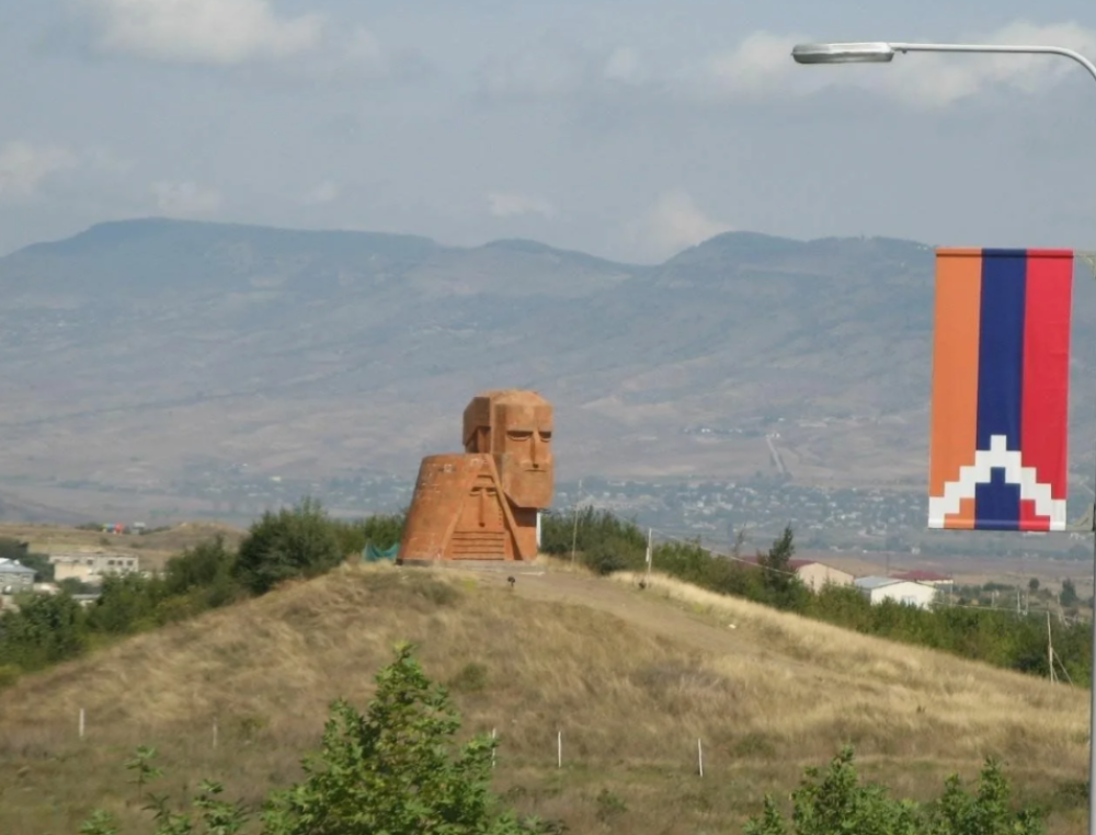 Որքան էլ փորձեն մեզ պարտադրել մոռացություն, հաշտություն կամ լռություն՝ դա չի փոխելու ո՛չ մեր հիշողությունը, ո՛չ մեր կամքը, ոչ էլ մեր ճանապարհը. Մենք տուն ենք գնալու. Մետաքսե Հակոբյան