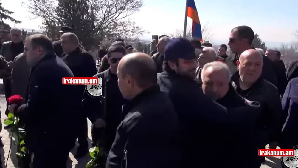 Միջադեպ Եռաբլուրում․ ինչպես քաղաքացին ամոթանք տվեց Սասուն Միքայելյանին․ նրա բերանը փորձեցին փակել