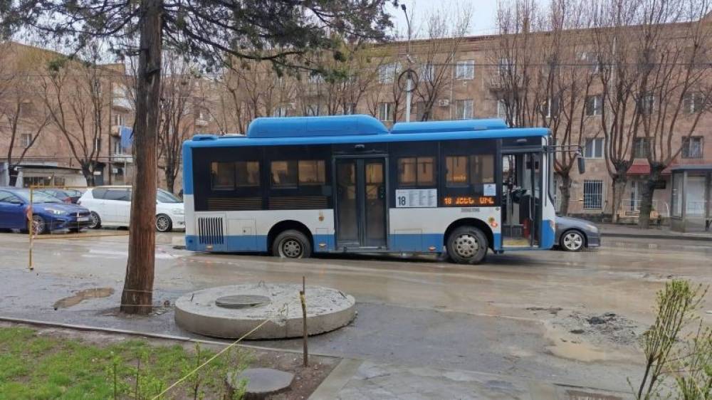 Շինարարների փողոցում թիվ 18 ավտոբուսն ընկել է հողով ծածկված փոսի մեջ