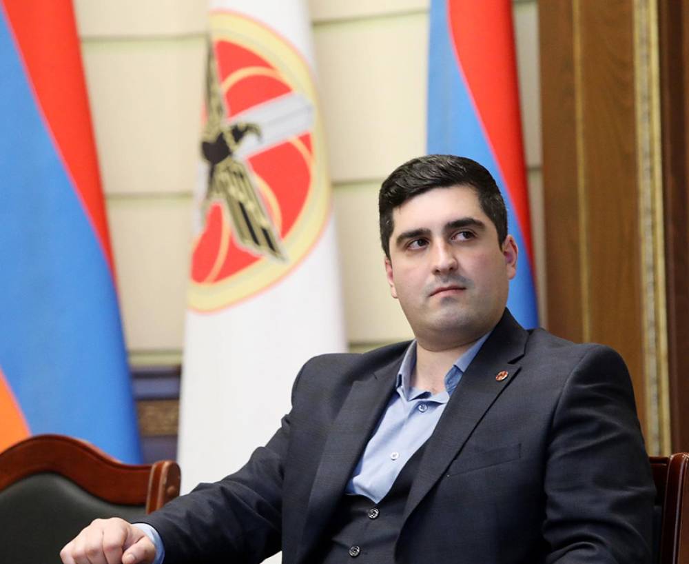 Ուրիշների մասին առասպել դու կարող էիր գրել, զրպարտել, իսկ քո «Դուբայի, Փարիզի ու Իտալիայի տների» մասին ժողովուրդը իրավունք չունի՞ խոսել