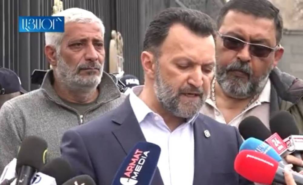 Հրապարակե՛ք 44-օրյայի զեկույցը. ակցիա՝ ԱԺ շենքի դիմաց