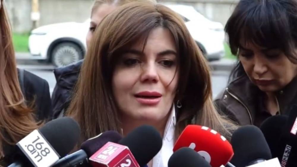 Հենց Լուսնե Բադալյանը, որ այդպես գրում է, թող մի հանդիպում կազմակերպի և զրուցի Միքայելի,Դավիթի հետ, իր բոբիկ վիճակից ամոթով հետ կդառնա․ ծնող