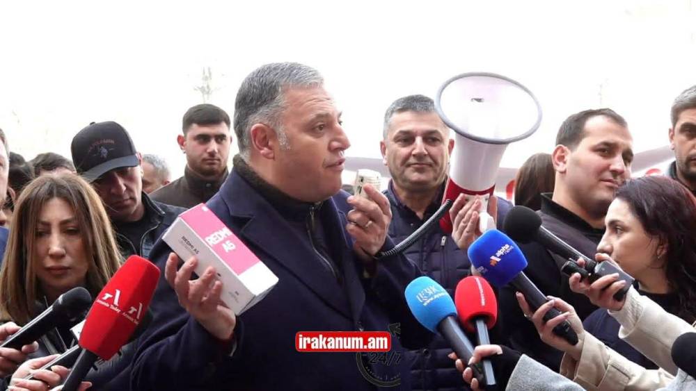 Արի տար. Սամվել Կարապետյանի թիմակիցները հեռախոս էին բերել նվեր Նիկոլ Փաշինյանին