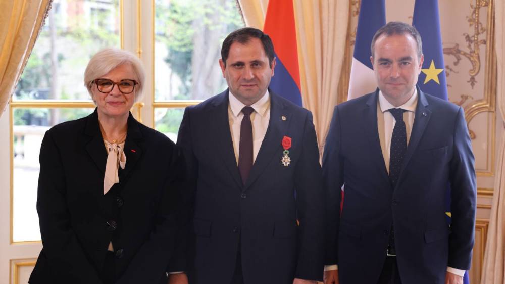 Էմմանուել Մակրոնի հրամանագրով Պապիկյանին շնորհվել է Ֆրանսիայի Հանրապետության «Պատվո լեգեոն» շքանշանը