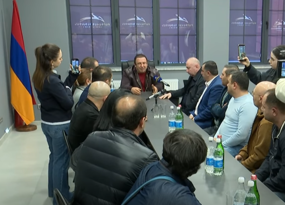 Միայն ազգային համախմբմամբ կարող ենք ուղղել մեր մեջքը. Ավանում բացվել է «Բարգավաճ Հայաստան» կուսակցության գրասենյակը (Տեսանյութ)