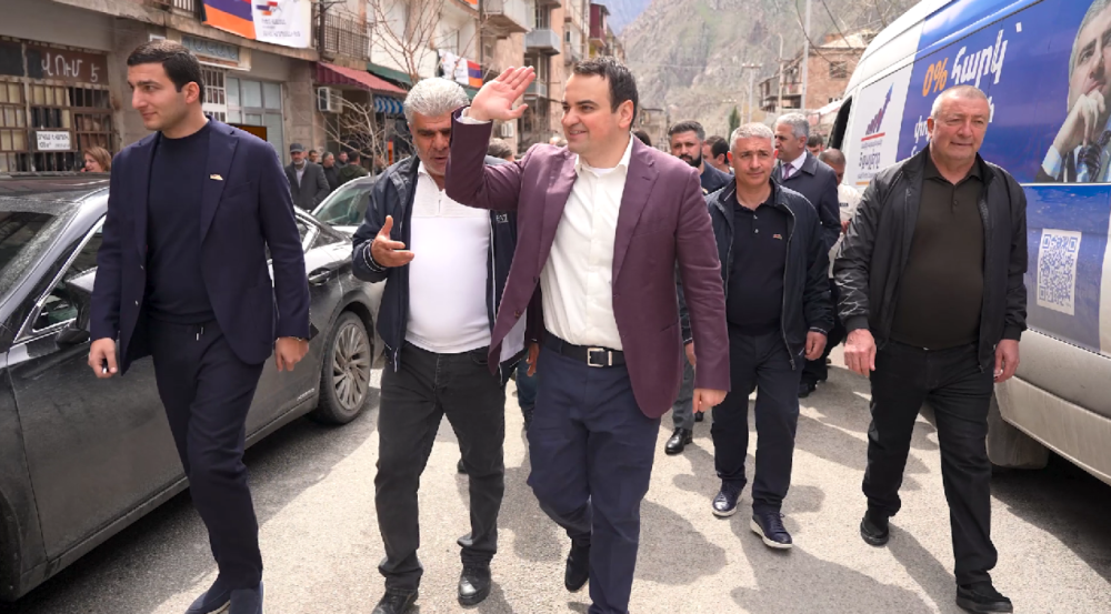 Մենք պետք է որոշենք ուզում ենք մեր երկրում ունենալ լուրջ ղեկավար,թե՞ ունենալ մարդ, ով ամեն օր մի նոր «հետաքրքիր» նյութով համաշխարհային մամուլին մեզ վրա զարմանալու առիթ է տալիս․ Կարապետյան